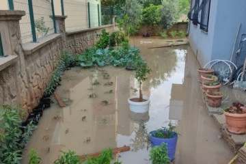 Sağanak yağış Mersin'de hayatı olumsuz etkiledi