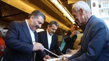 Sağlık Bakanı Fahrettin Koca, İskenderun'da depremzedeleri ziyaret etti