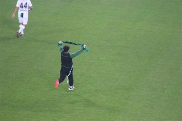 Sahaya atlayıp ortalığı karıştırmıştı, &ouml;z&uuml;r diledi