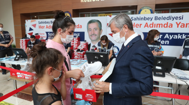 Şahinbey Belediyesi 150 bin adet spor ayakkabı dağıtımını sürdürüyor