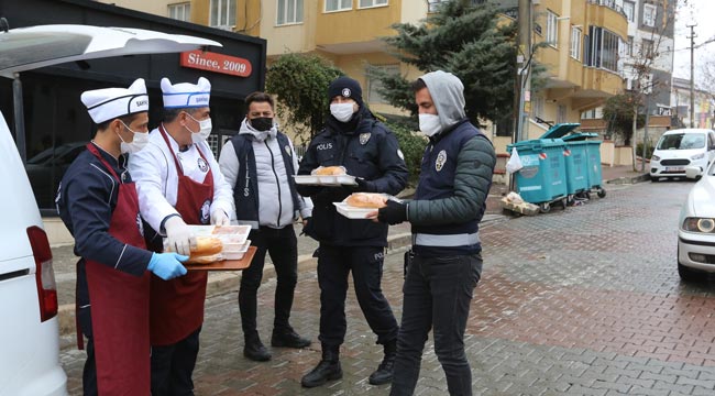 Şahinbey Belediyesi'nden görev başındaki polislere sıcak yemek ikramı