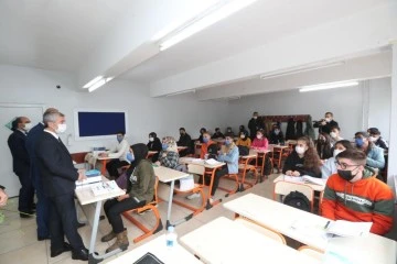 Şahinbey'de sınava hazırlanan öğrencilere eğitim seti