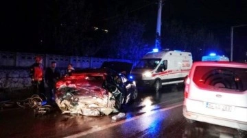Sakarya'da 3 otomobilin karıştığı kazada 4 kişi yaralandı