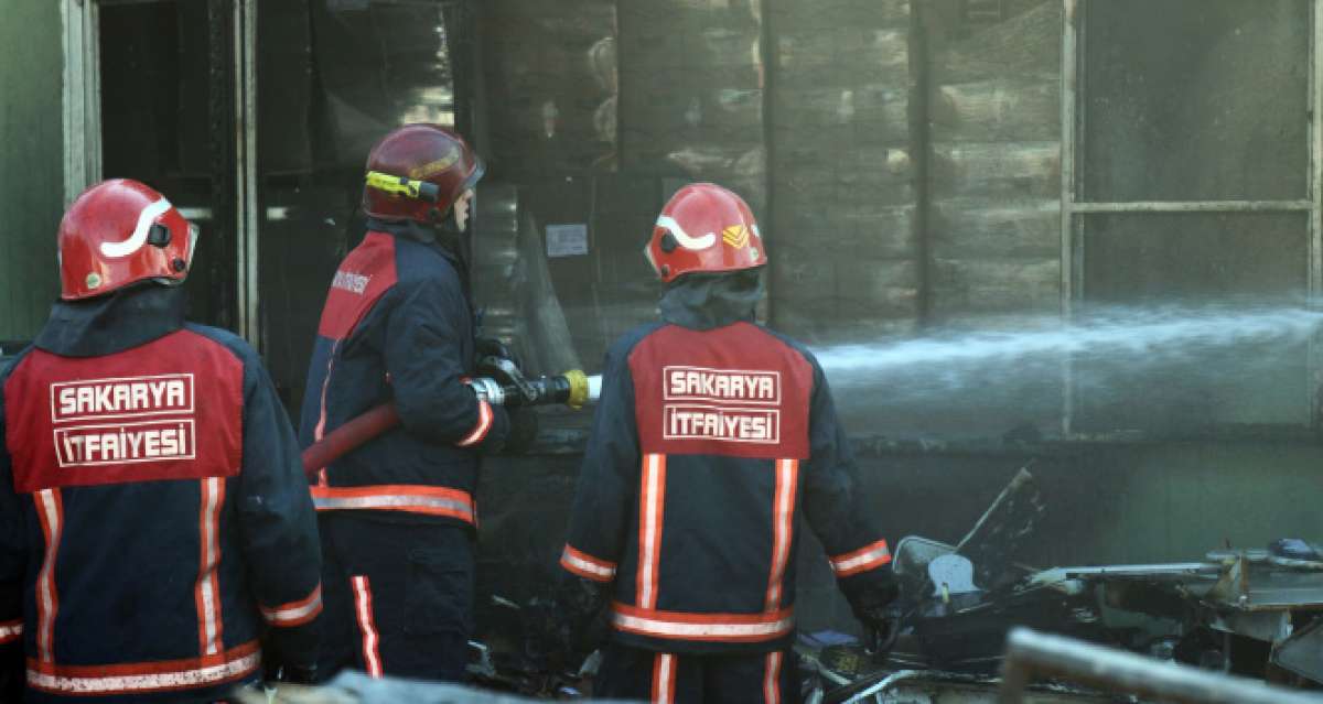 Sakarya'da fabrikanın deposunda yangın
