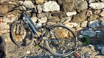 Sakarya'da otomobilin çarptığı bisikletli 2 çocuk ağır yaralandı