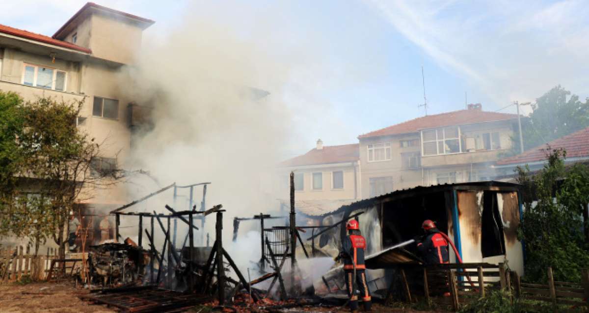 Sakarya'da şehir merkezinde korkutan yangın: 2 yaralı