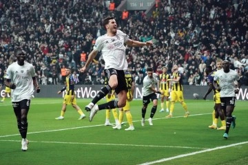 Salih U&ccedil;an&rsquo;ın performansı dikkat &ccedil;ekti