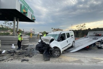 Samandıra gişelerde araç beton bariyere çarptı: 2 yaralı
