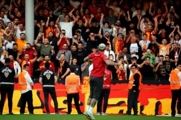 Şampiyon Galatasaray, taraftarı önünde derbi hazırlıklarına başladı