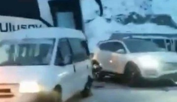 Samsun'da buzlanan yolda 13 araç birbirine girdi: 3 yaralı