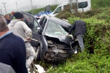 Samsun’da kamyonla hafif ticari araç çarpıştı: 1’i ağır 3 yaralı