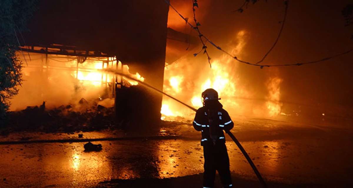 Samsun'da sanayi sitesindeki yangın söndürme çalışması devam ediyor