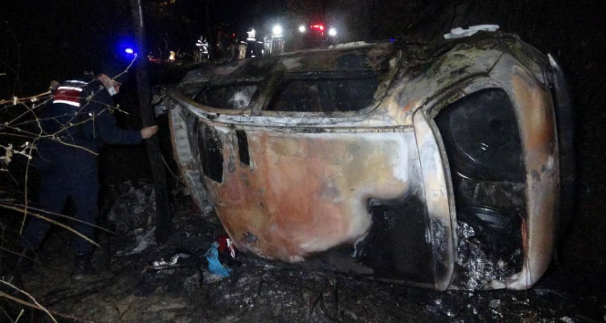 Samsun'da şarampole yuvarlanan otomobil alev aldı: 2 ölü