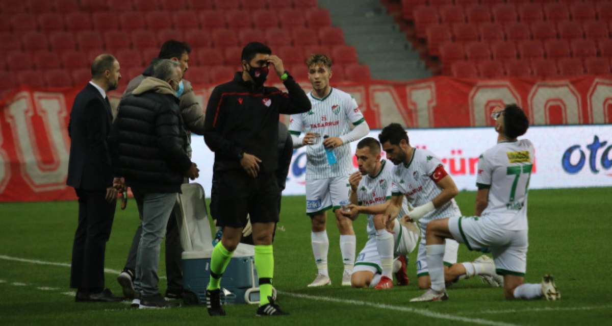 Samsunspor ve Bursasporlu futbolcular 26. dakikada oruçlarını açtı