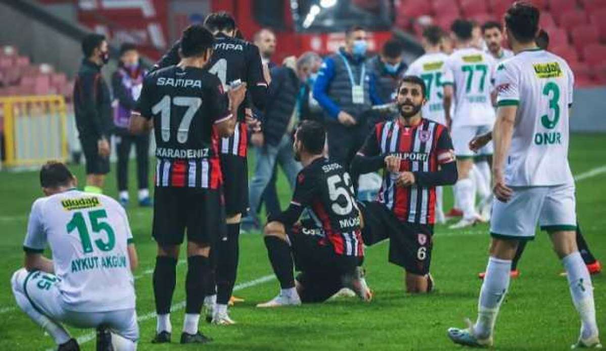 Samsunspor ve Bursasporlu futbolcular saha kenarında oruçlarını açtı