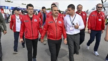 Sanayi ve Teknoloji Bakanı Kacır, TEKNOFEST alanındaki stantları ziyaret etti
