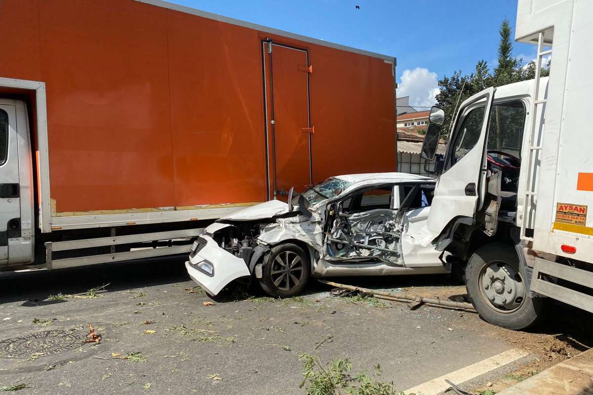 Sancaktepe'de feci kaza: Otomobil 2 kamyonetin arasında kaldı