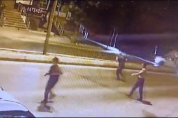 Sancaktepe'de hareketli dakikalar: Polis aracına çarpıp kaçtılar