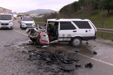 Sancaktepe'de iki araç kafa kafaya çarpıştı, otomobil kağıt gibi ezildi