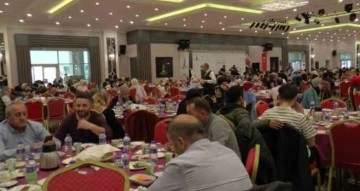 Sancaktepe’de kalan depremzede vatandaşlar iftar yemeğinde misafir edildi