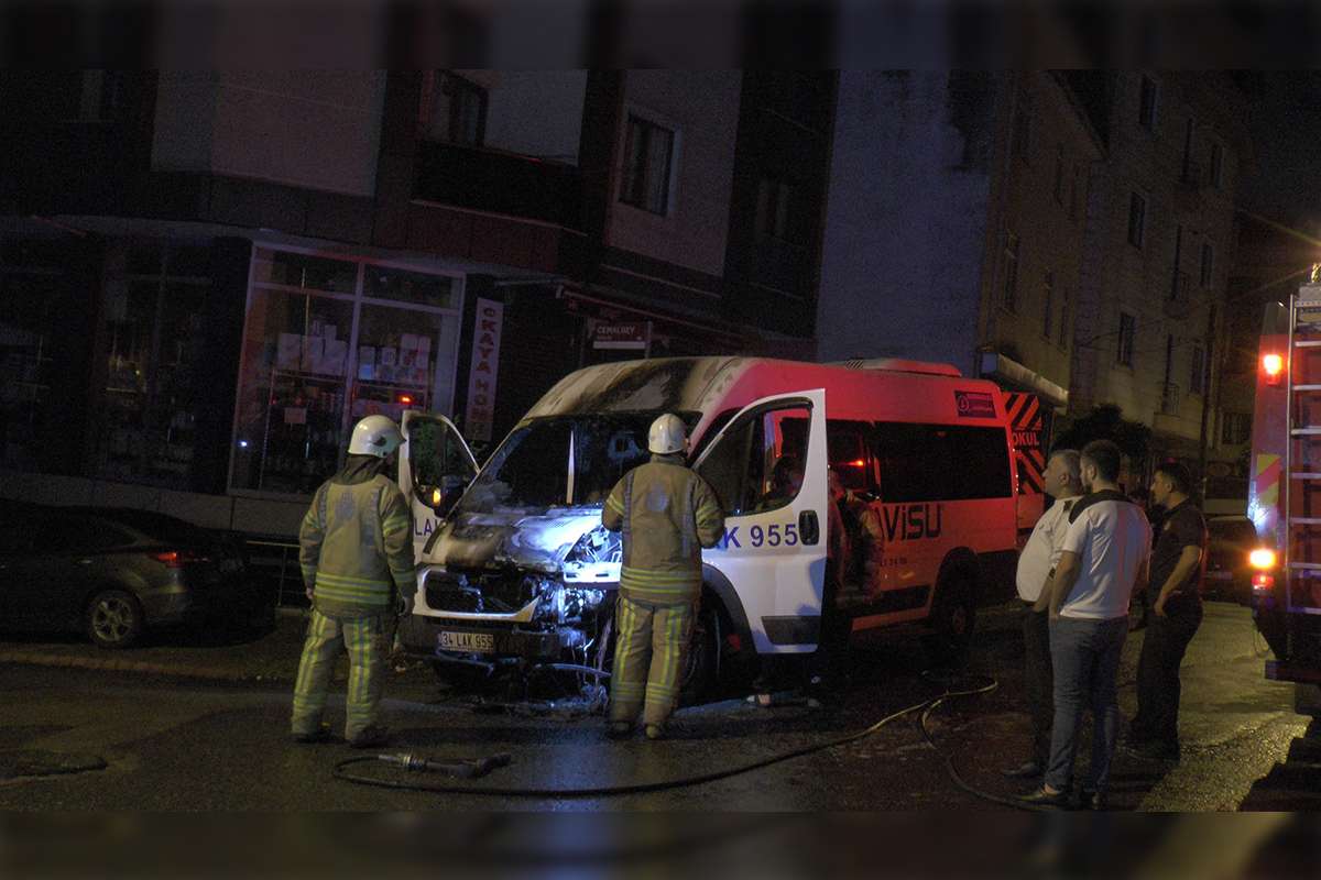 Sancaktepe'de park halinde bulunan servis minibüsü alev alev yandı