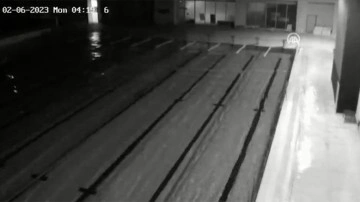 Şanlıurfa'da deprem anında havuzdaki suyun dalgalanması güvenlik kamerasında