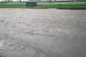 Şanlıurfa'da dolu ve sağanak yağış etkili oldu, yollar dereye döndü