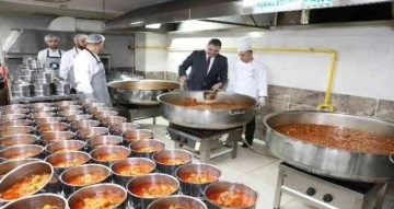 Şanlıurfa’da iftar öncesi sıcak yemek ikramı yapılıyor
