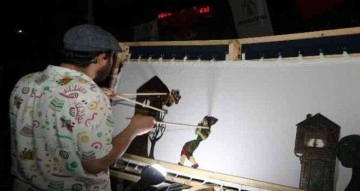Şanlıurfa’da ’karagöz perdesinde sanatçılar’ gölge oyunu sergilendi