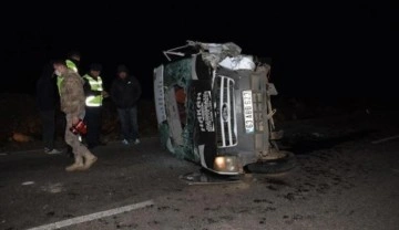 Şanlıurfa'da minibüs ile otomobil çarpıştı: 13 yaralı