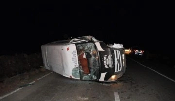 Şanlıurfa'da otomobil ile minibüs çarpıştı: 13 yaralı