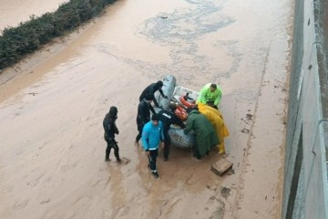 Şanlıurfa'da sel sularının arasında bir kişinin cansız bedenine ulaşıldı