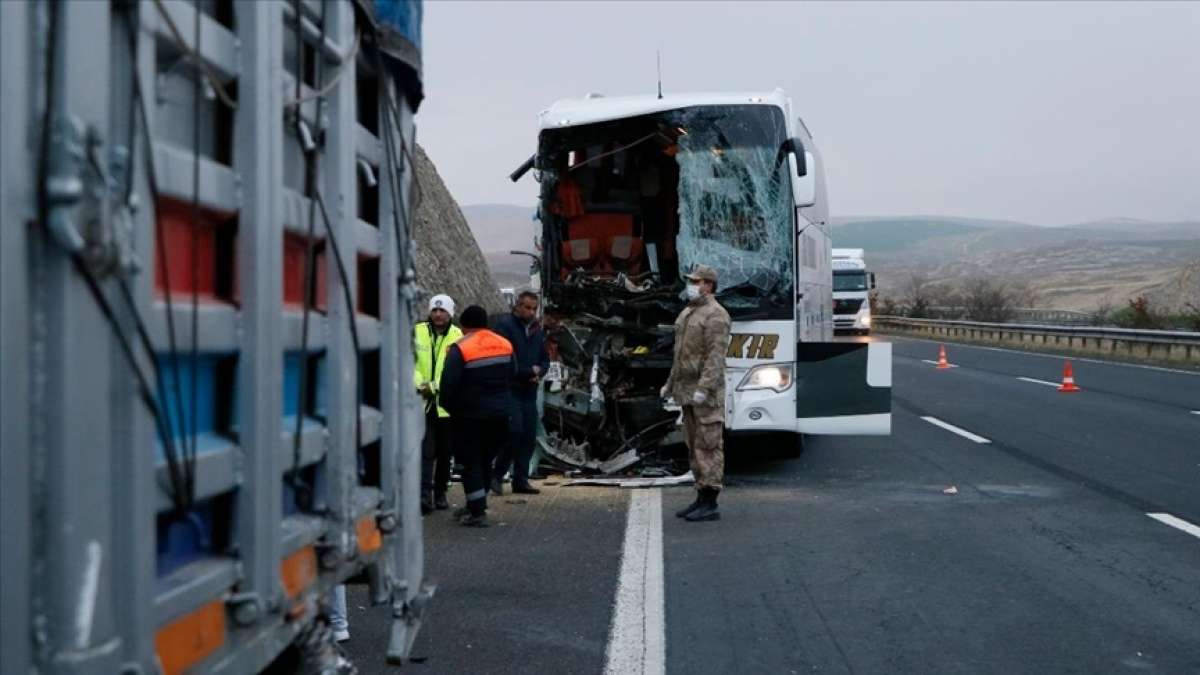 Şanlıurfa'da yolcu otobüsü tıra arkadan çarptı: 3 ölü, 30 yaralı