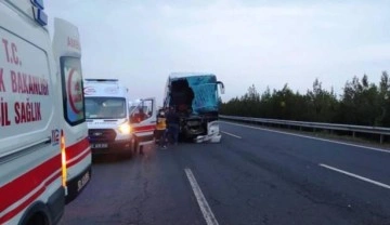 Şanlıurfa&rsquo;da yolcu otobüsü tırla çarpıştı: 10 yaralı