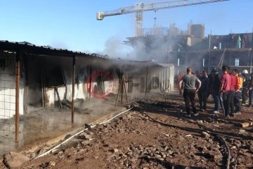 Şantiyede işçilerin kaldığı konteynerler alev alev yandı: 1 yaralı