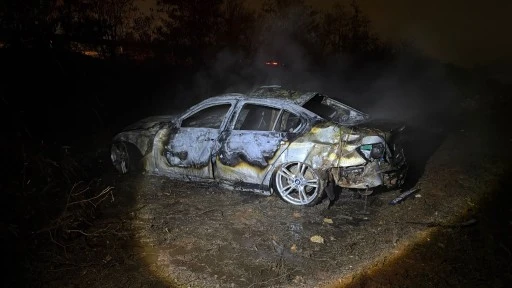 Şarampole u&ccedil;an otomobil alev aldı: Canlarını son anda kurtardılar