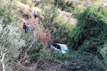 Şarampole yuvarlanan otomobildeki karı-koca yaralandı