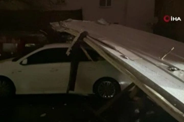 Sarıyer’de bir binanın çatısı park halindeki araçların üzerine düştü