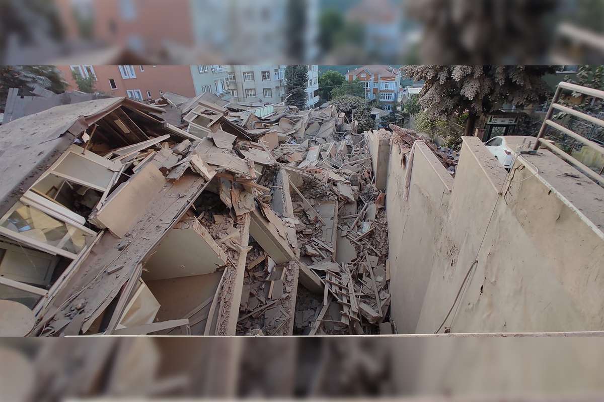 Sarıyer'de çöken 9 katlı binanın son hali gün ağarınca ortaya çıktı