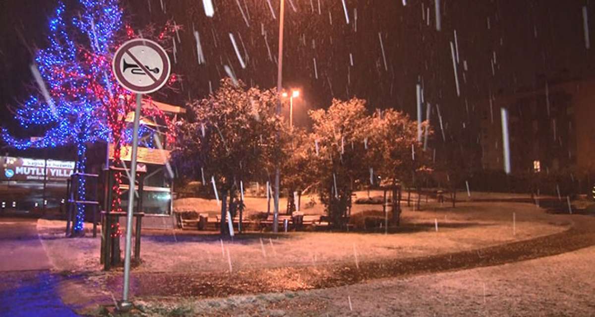 Sarıyer'de gece saatlerinde başlayan kar yağışı etkisini göstermeye başladı