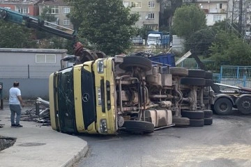 Sarıyer'de hurda yüklü kamyon yan yattı, sürücü yaralandı