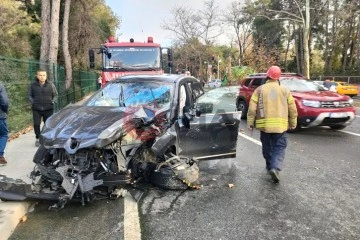 Sarıyer’de lüks araç ağaca çarptı: 3 yaralı