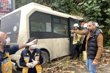 Sarıyer'de minibüs ağaca çarptı, çok sayıda yolcu yaralandı