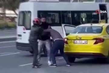 Sarıyer'de taksici ve minibüs şoförünün kavgası kameraya yansıdı
