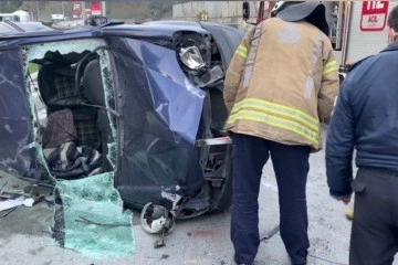 Sarıyer’de ticari araç ile kargo aracı çarpıştı, baba oğul yaralandı