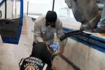 Sarp Sınır Kapısı'nda bir aracın yakıt deposunda 104 kilogram bal ele geçirildi