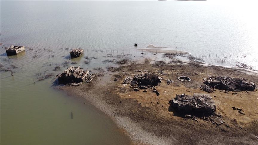 Seben Gölü’nün suları çekilince eski yapılar ortaya çıktı