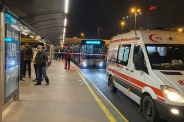 Sefaköy Metrobüs Durağı'nda metrobüsün altında kalan bir kişi hayatını kaybetti