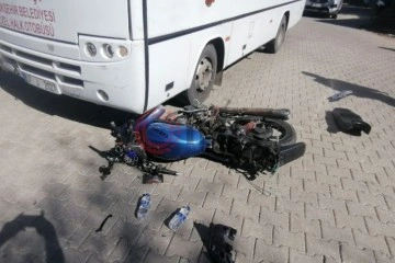 Şehir içi minibüs motosikletle çarpıştı:1 yaralı