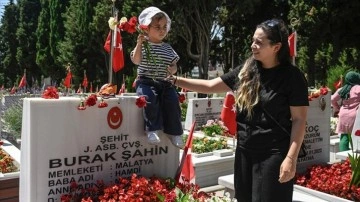 Şehit aileleri bayramın ilk gününde Edirnekapı Şehitliği'ni ziyaret etti